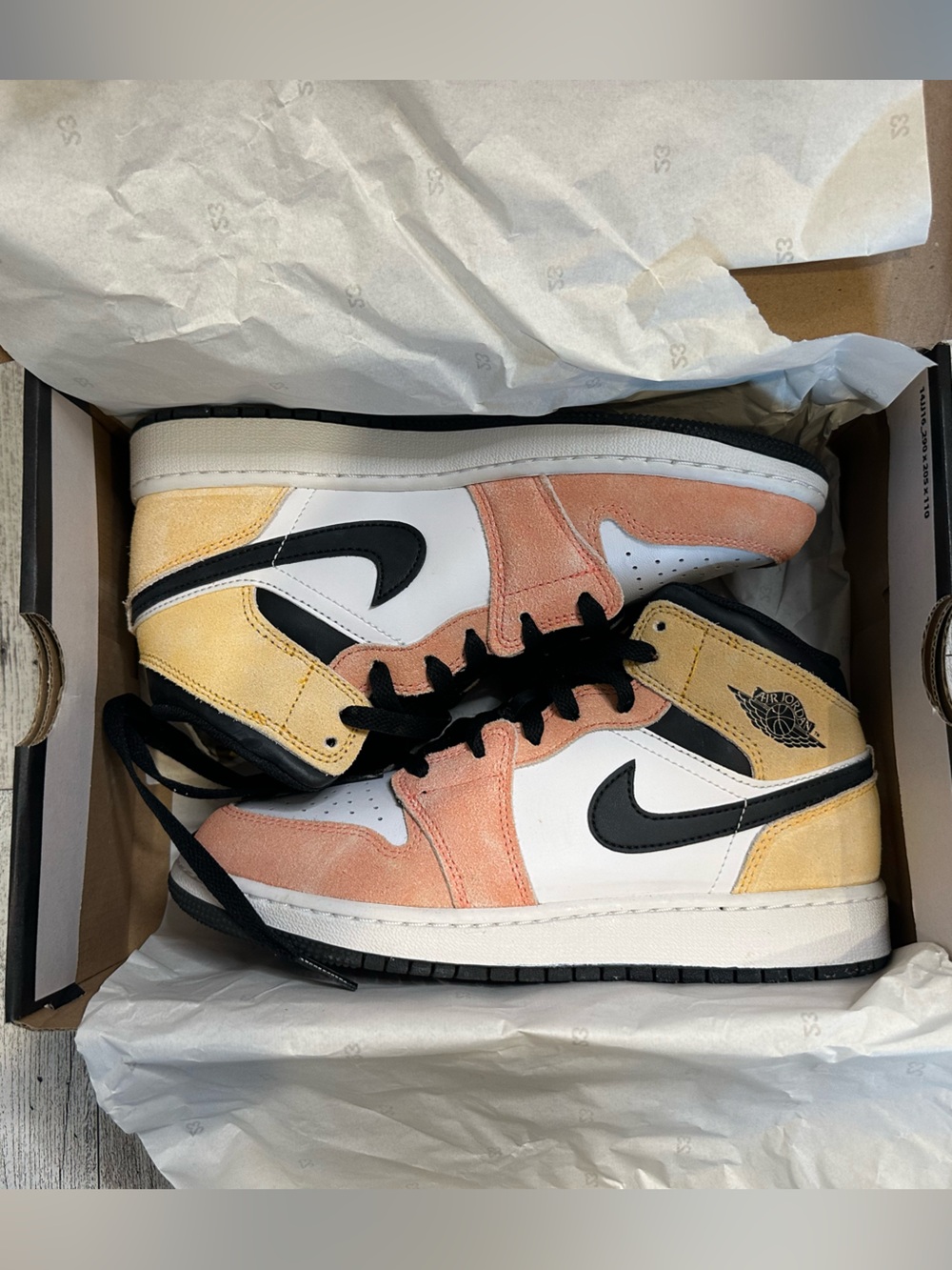 Jordan Kids Sneakers in Peach, Yellow & Black size 5.5